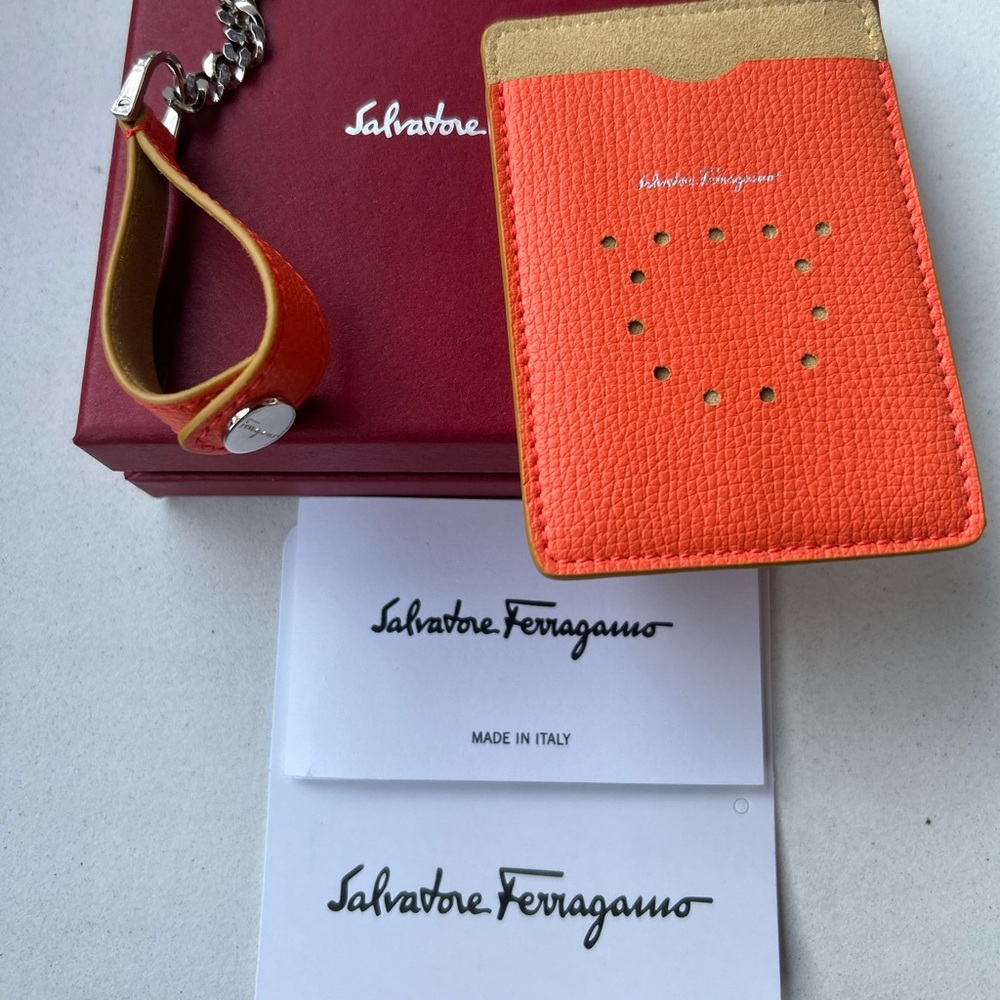 New Salvatore Ferragamo key card with chain - Picture 2 of 6